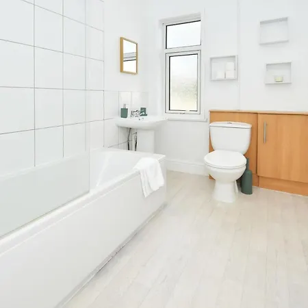 London House By Yourstays - 5 Bedroom House In Newcastle-Under-Lyme Stoke-on-Trent Exterior photo