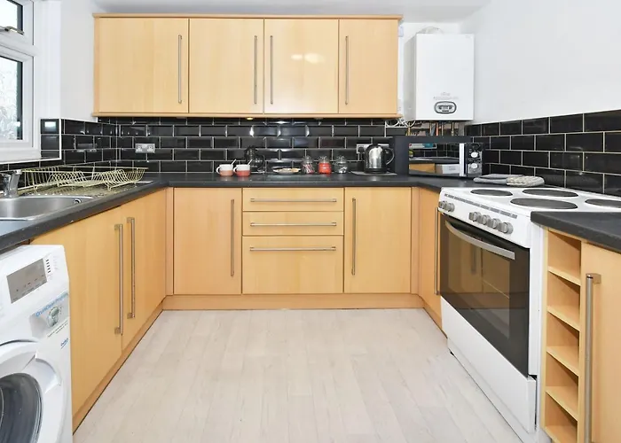 London House By Yourstays - 5 Bedroom House In Newcastle-Under-Lyme