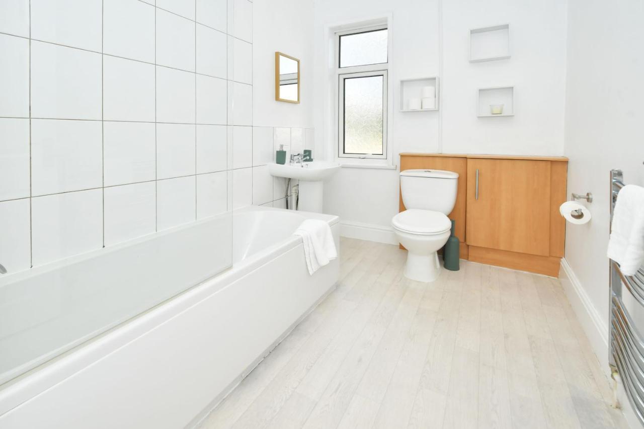 London House By Yourstays - 5 Bedroom House In Newcastle-under-lyme * Stoke-on-Trent