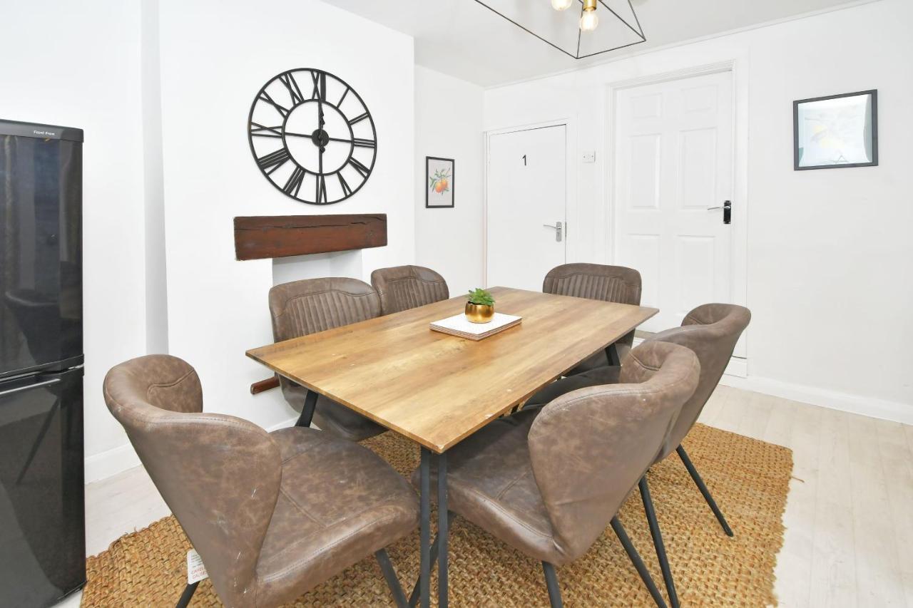 London House By Yourstays - 5 Bedroom House In Newcastle-under-lyme Holiday home Stoke-on-Trent