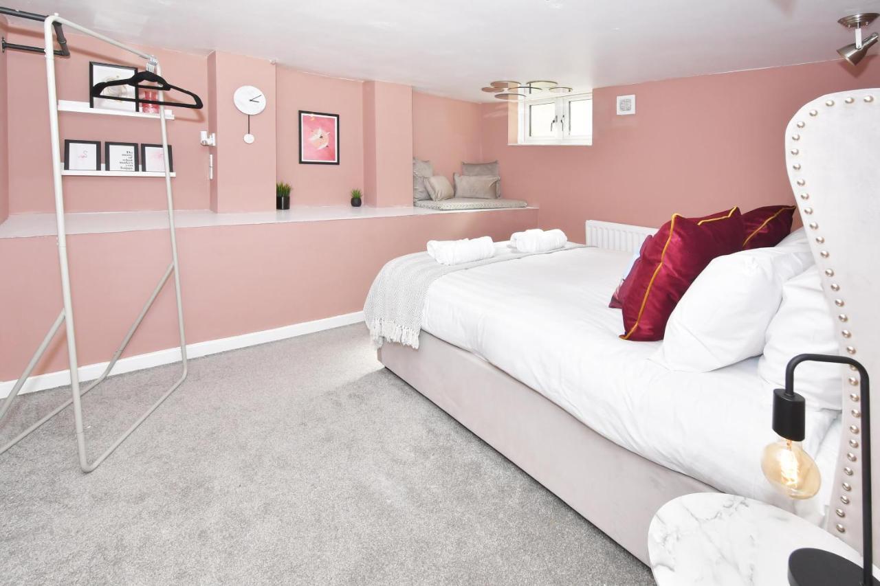 London House By Yourstays - 5 Bedroom House In Newcastle-under-lyme Holiday home Stoke-on-Trent
