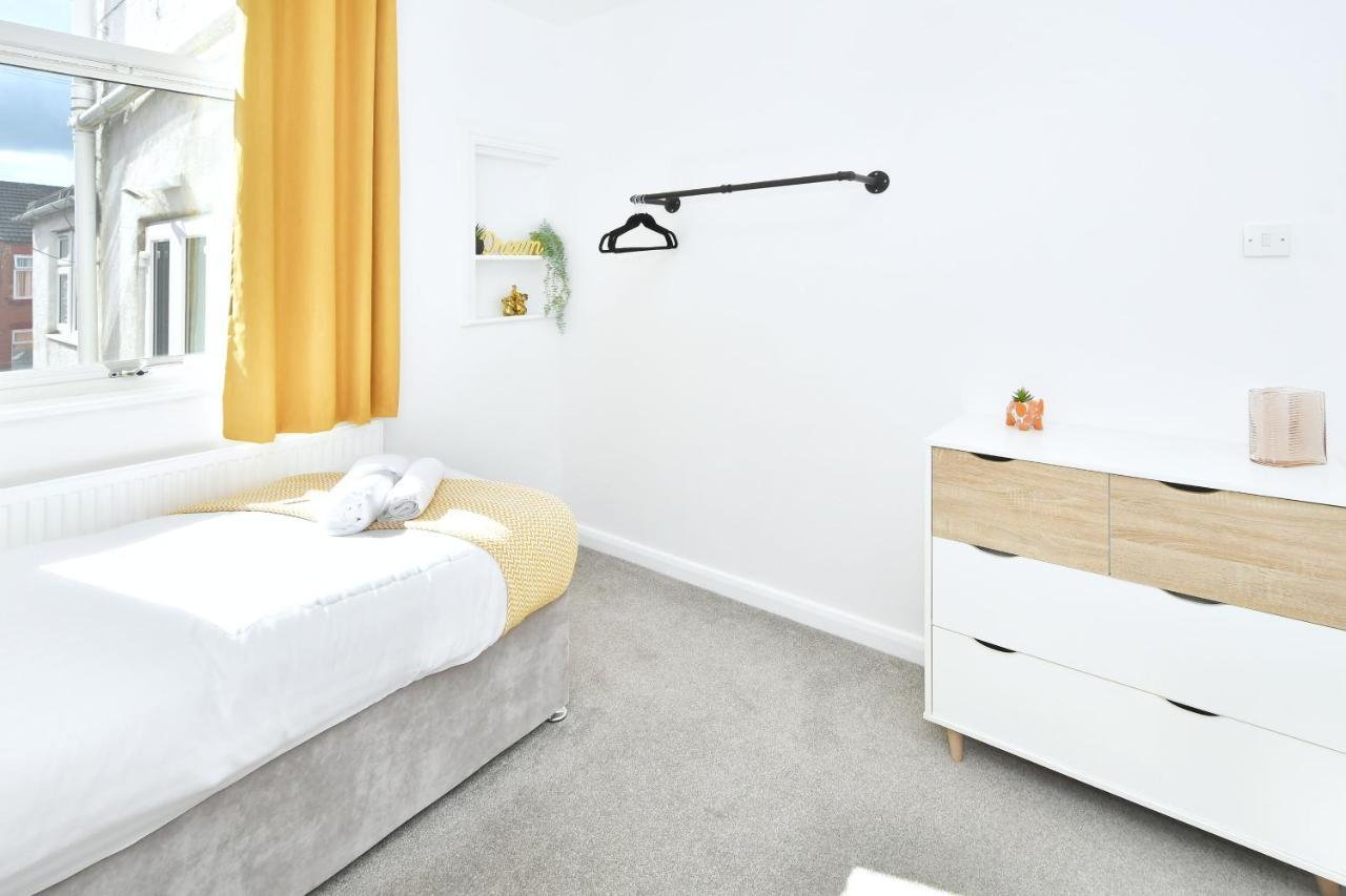 Holiday home London House By Yourstays - 5 Bedroom House In Newcastle-under-lyme Stoke-on-Trent