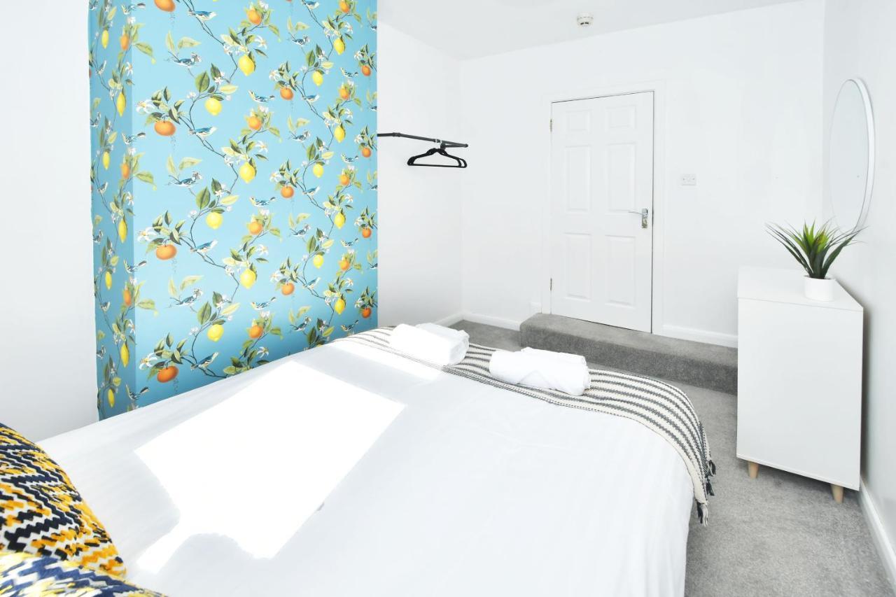 London House By Yourstays - 5 Bedroom House In Newcastle-under-lyme Holiday home Stoke-on-Trent