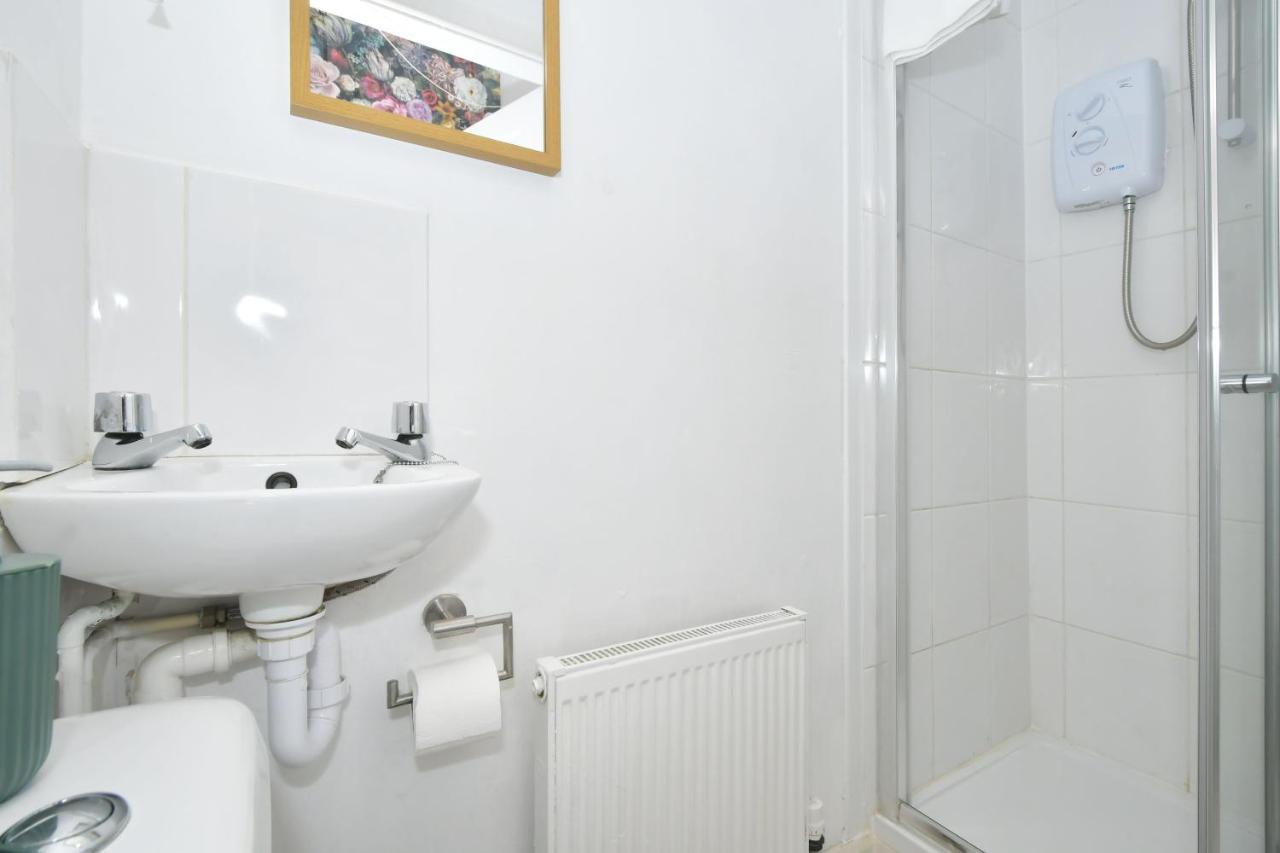 London House By Yourstays - 5 Bedroom House In Newcastle-under-lyme