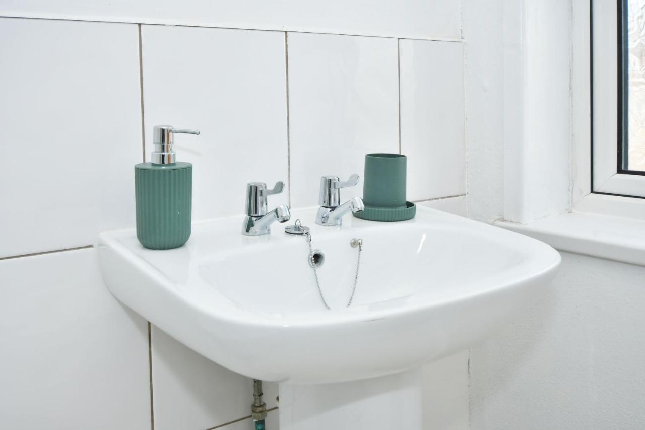 London House By Yourstays - 5 Bedroom House In Newcastle-under-lyme Stoke-on-Trent