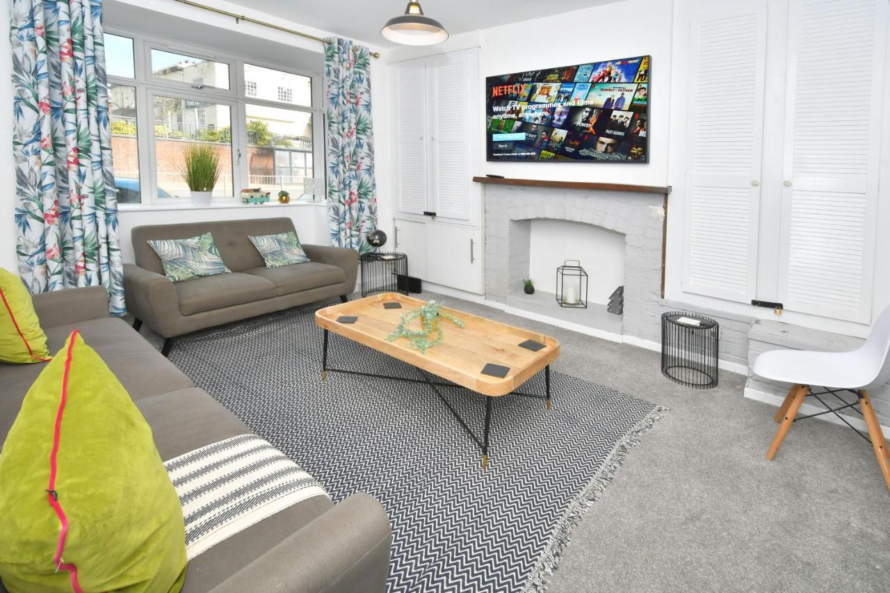 London House By Yourstays - 5 Bedroom House In Newcastle-under-lyme Holiday home Stoke-on-Trent