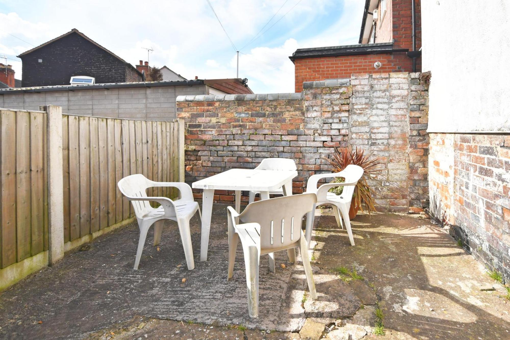 London House By Yourstays - 5 Bedroom House In Newcastle-under-lyme *
