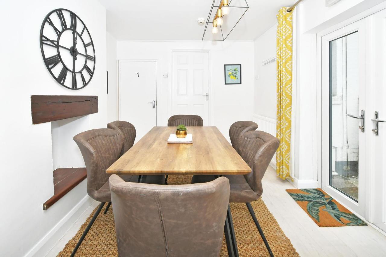 London House By Yourstays - 5 Bedroom House In Newcastle-under-lyme Casa vacanze