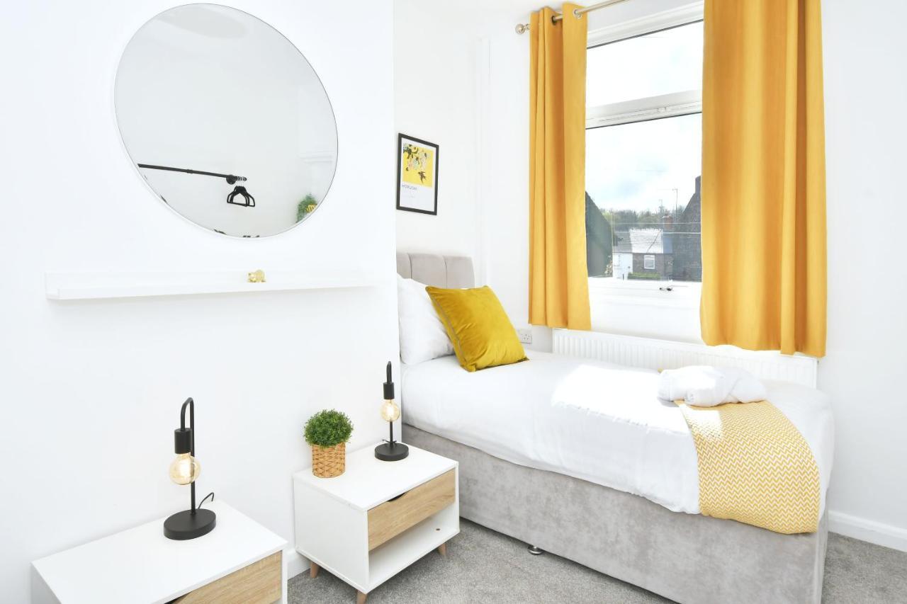 London House By Yourstays - 5 Bedroom House In Newcastle-under-lyme Casa vacanze